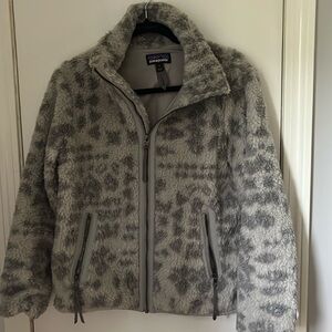 Patagonia full zip with zip pockets and high neck. Grey with darker grey pattern